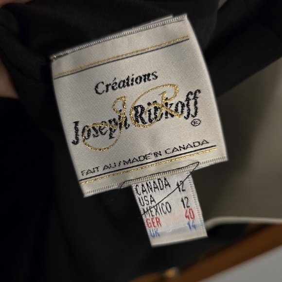 Elegant Black Sleeveless Dress - Picture 2 of 4